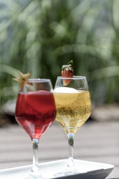 Close-up of 2 cocktail glasses served at Diez Hotel Categoría