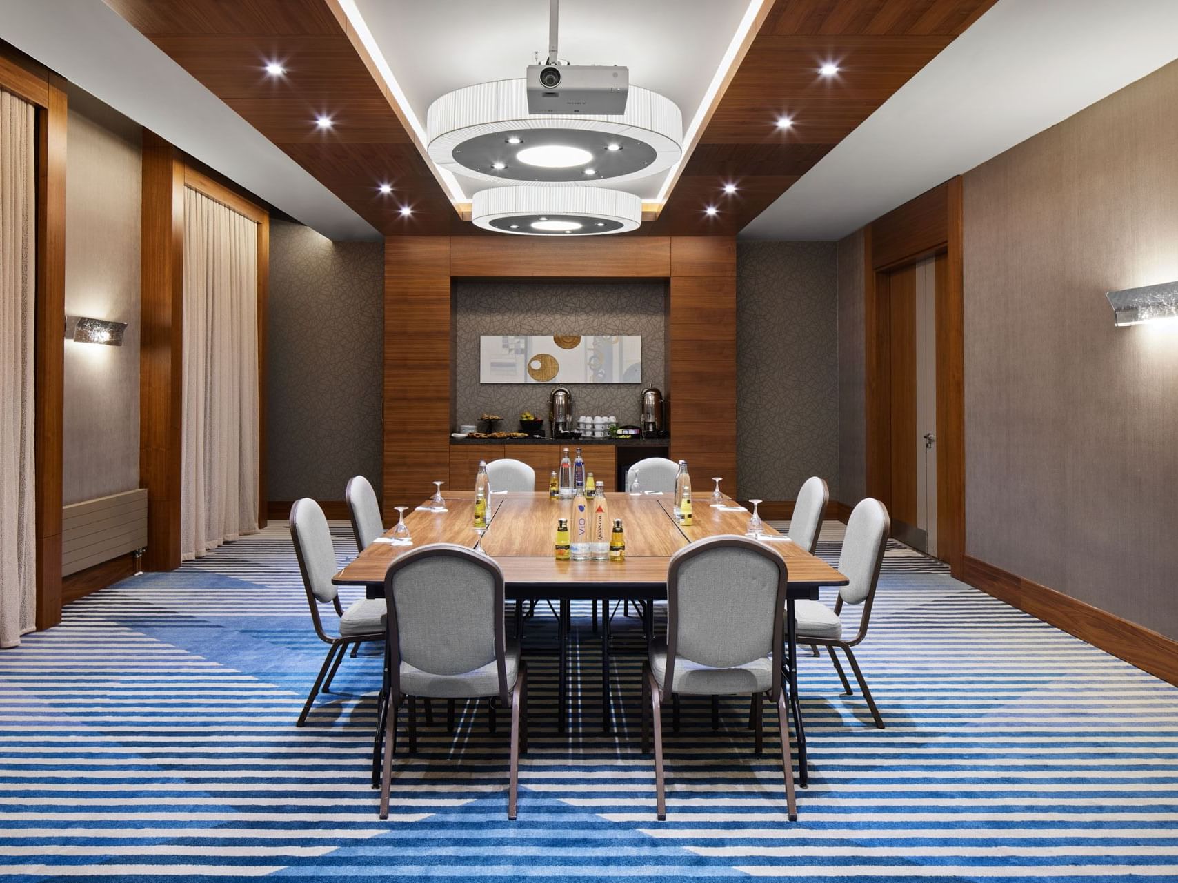 Besprechungsraum mit Sitzungsbestuhlung im Titanic Chaussee Berlin.