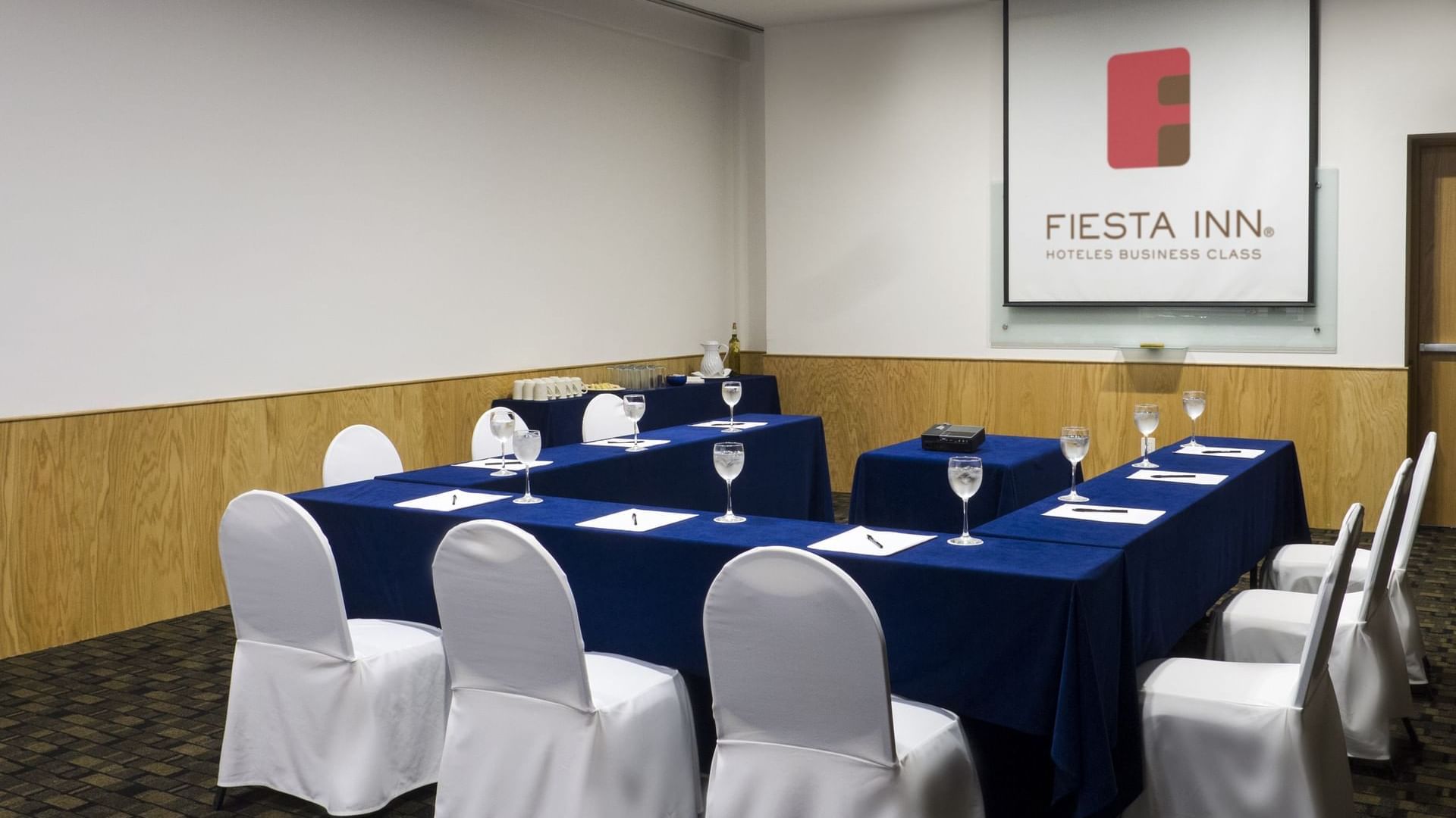 U shape set up in meeting room m at Fiesta Inn León 