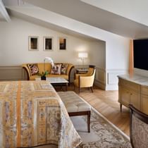 COMFY BED & TV IN SUPERIOR VERSACE ROOM AT PALAZZO VERSACE