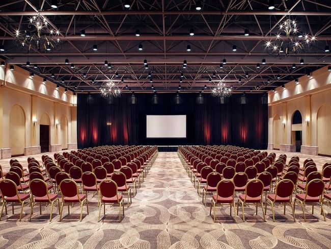 Salón Hacienda: Espacio para reuniones para grupos grandes Personas con sillas ordenadas en Hacienda del Mar Los Cabos