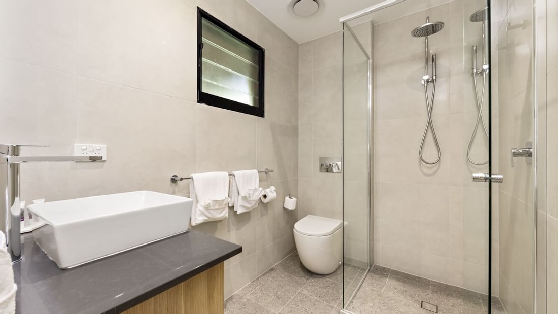 Bathroom in Deluxe Queen Room at Mercure Darwin Airport