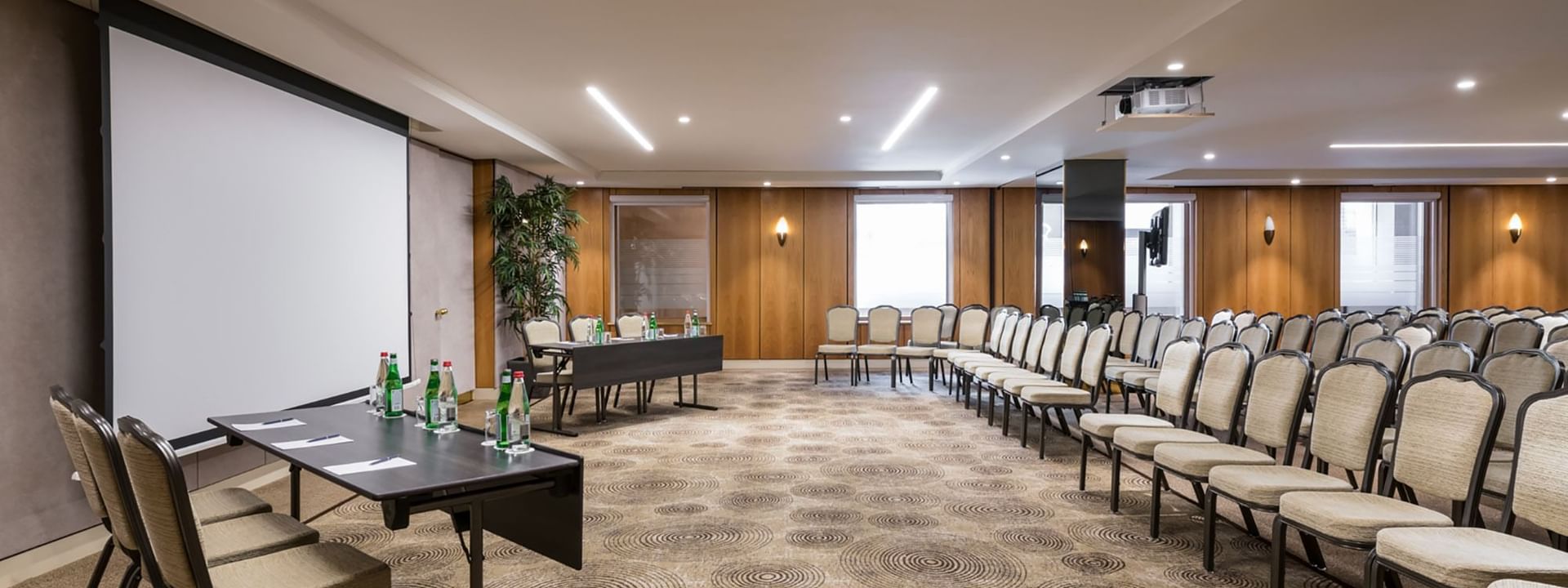 Salle de réunion avec lumière naturelle à Warwick Bruxelles