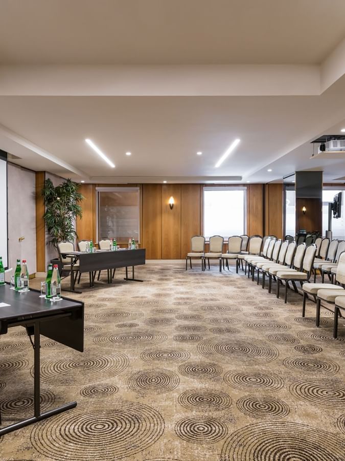 Salle de réunion avec lumière naturelle à Warwick Bruxelles