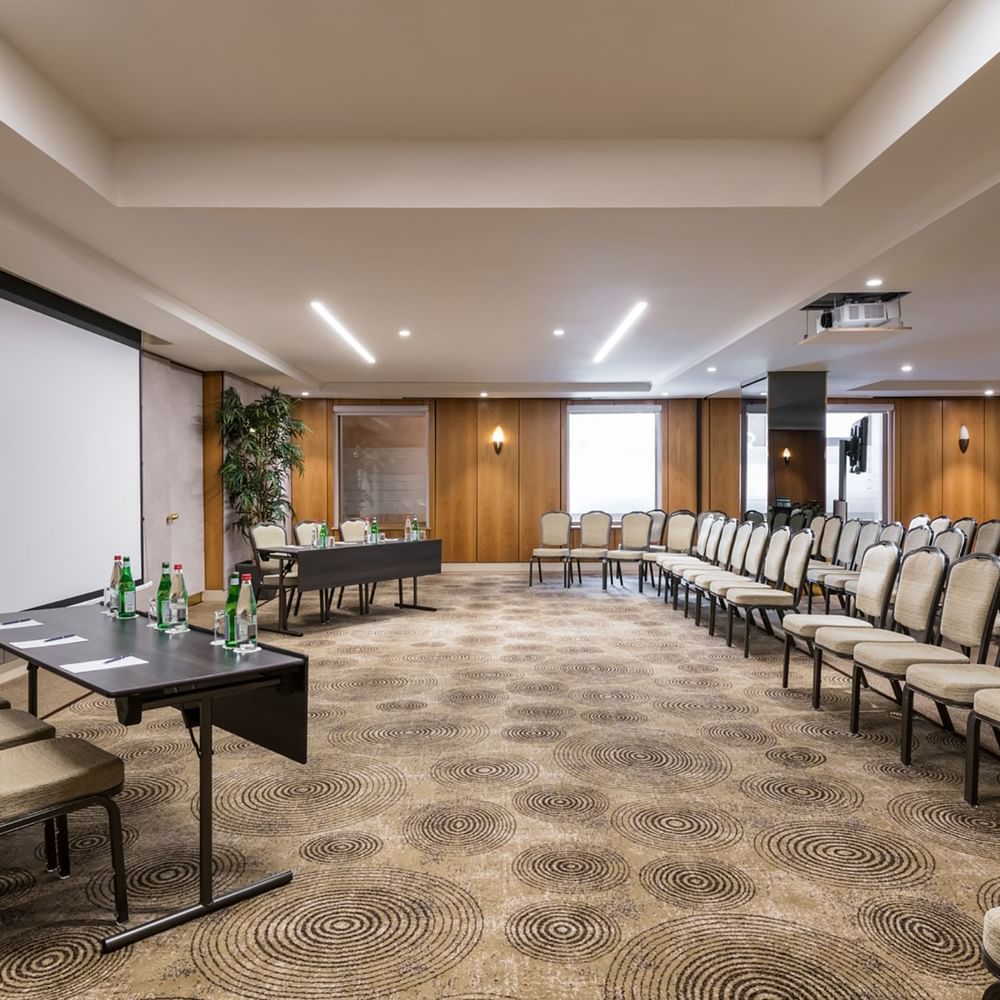 Salle de réunion avec lumière naturelle à Warwick Bruxelles