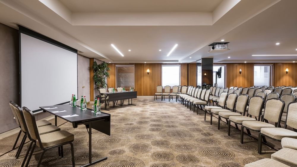 Salle de réunion avec lumière naturelle à Warwick Bruxelles