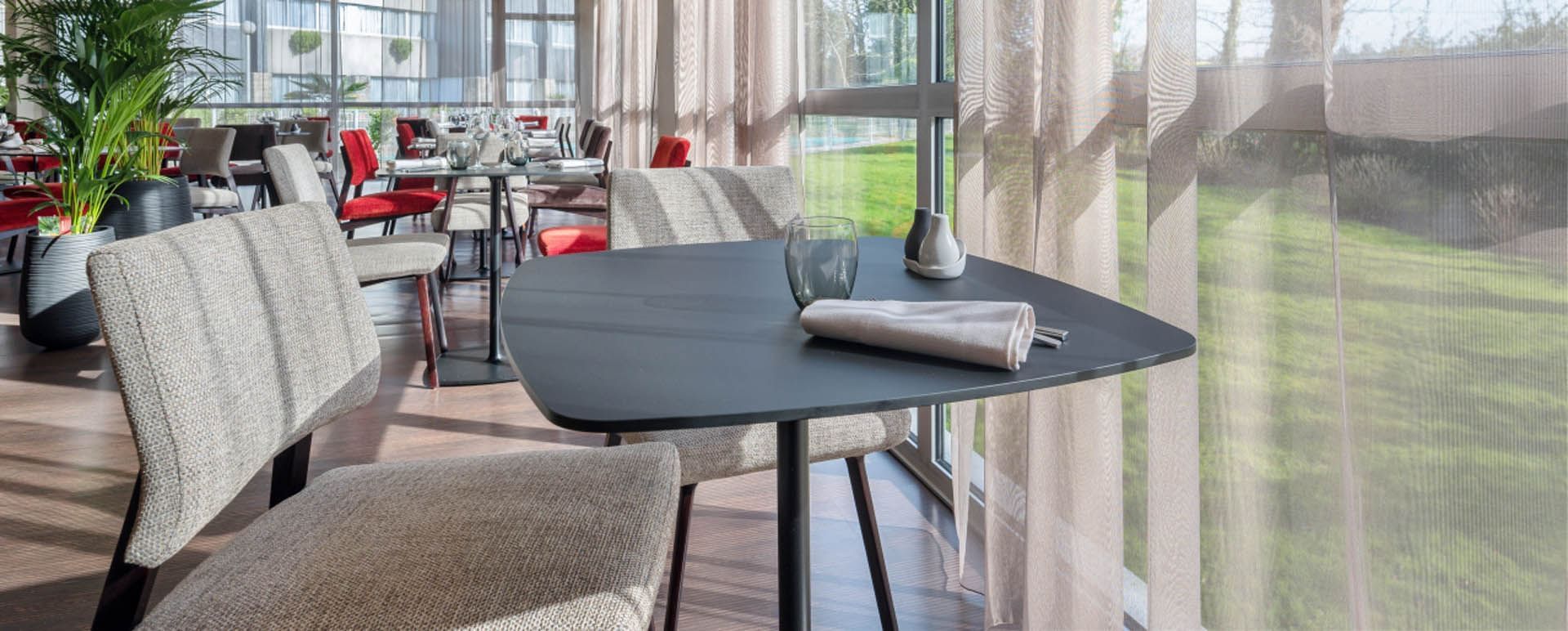 Tables de restaurant à Oceania Quimper