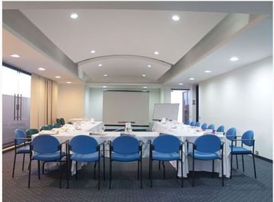 salon de reuniones en bogota moderno con proyector