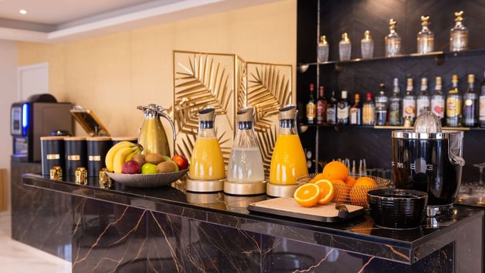 Closeup of a juice bar counter at Hotel Rennes South Chantepie