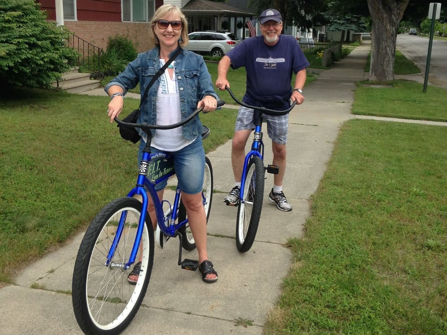 Elderly couple posing on a pathway with complimentary bikes at The Earl