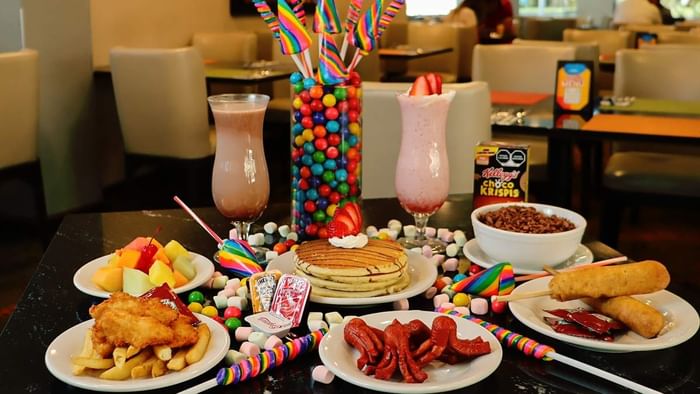 Desayuno colorido con panqueques, fruta, batidos y exhibición de dulces en Fonda De Hermosillo, Araiza Hermosillo 