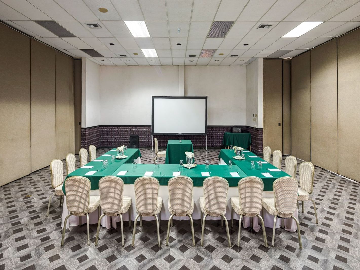 U-shaped table set-up with digital screen in San Pedro at Porta Hotel del Lago