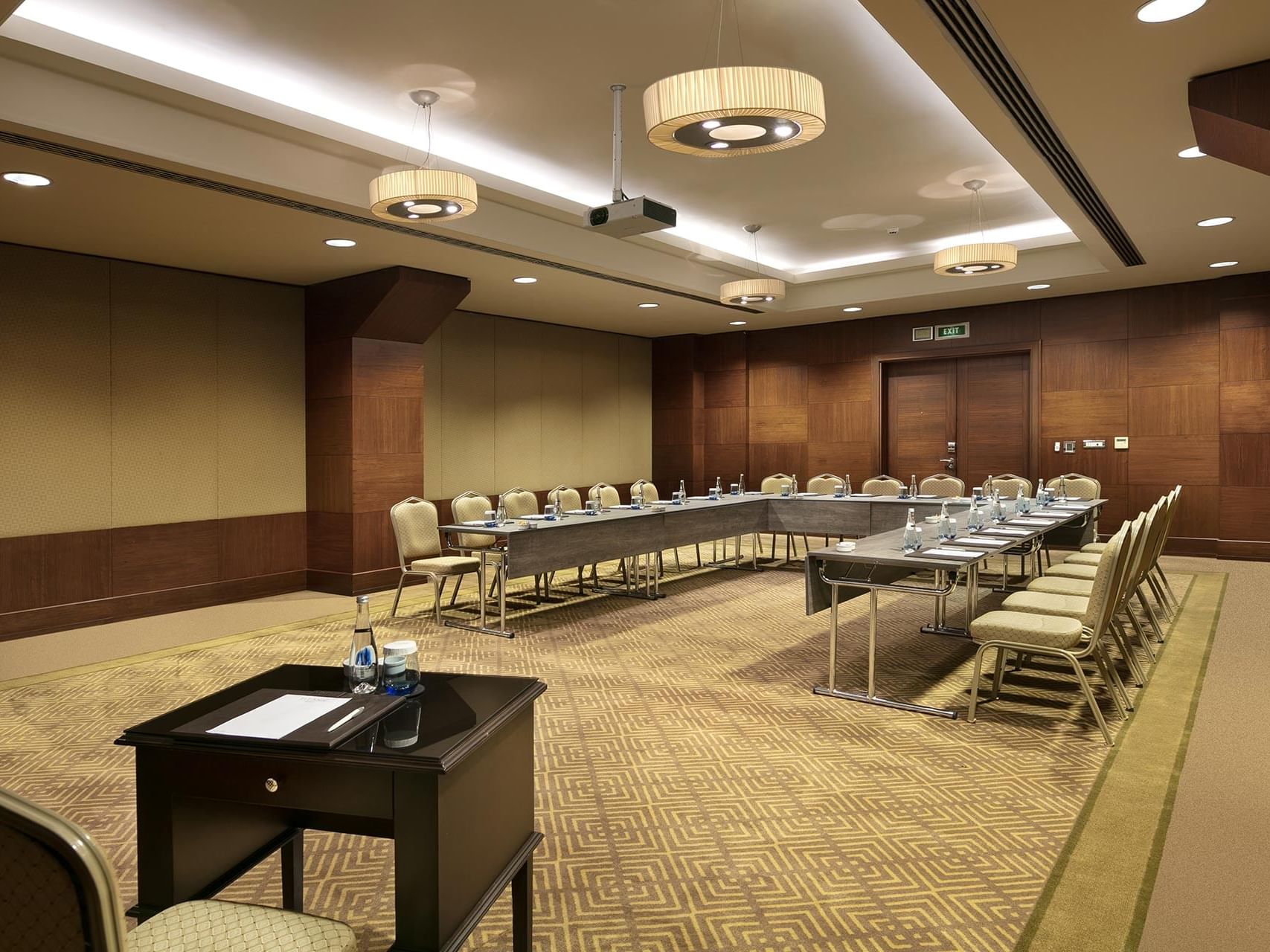  Titanic Business Kartal’daki Azor salonunda, U düzeninde sandalyelerle hazırlanmış toplantı masası.