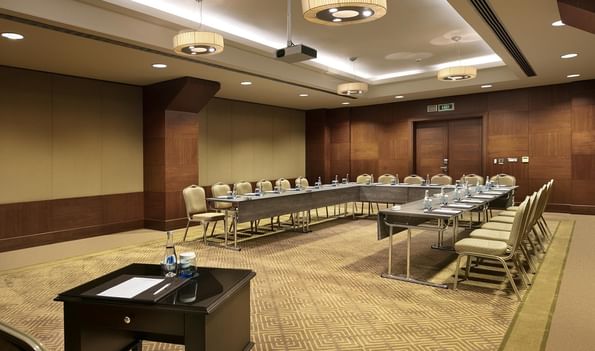 Titanic Business Kartal'daki Azor 3 toplantı salonunda, sandalyelerle çevrelenmiş U düzeninde toplantı masası bulunmaktadır.