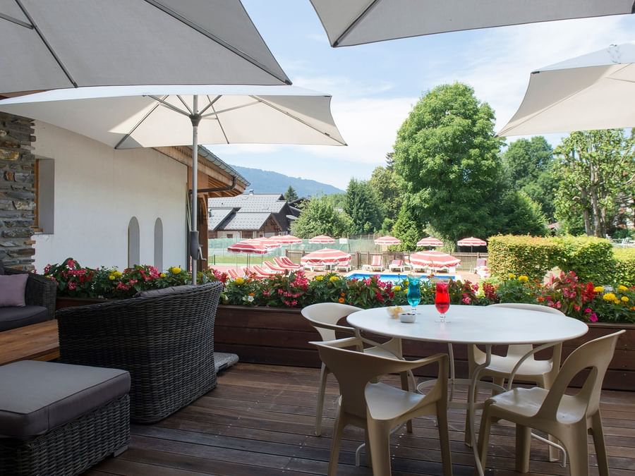 An Outdoor dining area at Chalet-Hotel Neige et Roc