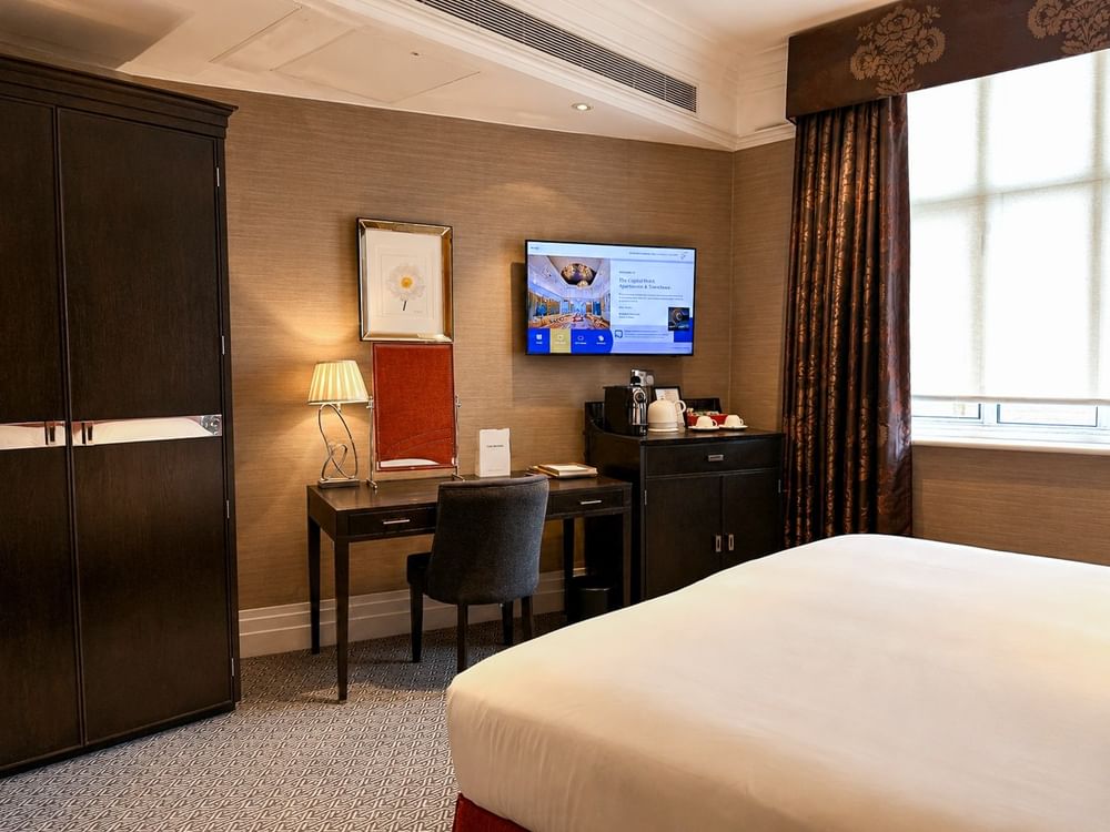 Classic Townhouse King/Twin room with desk, TV, and bed at The Capital Hotel, Apartments & Townhouse - London.