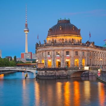 Abendansicht des Bode-Museums und des Fernsehturms in der Nähe des Titanic Comfort Mitte