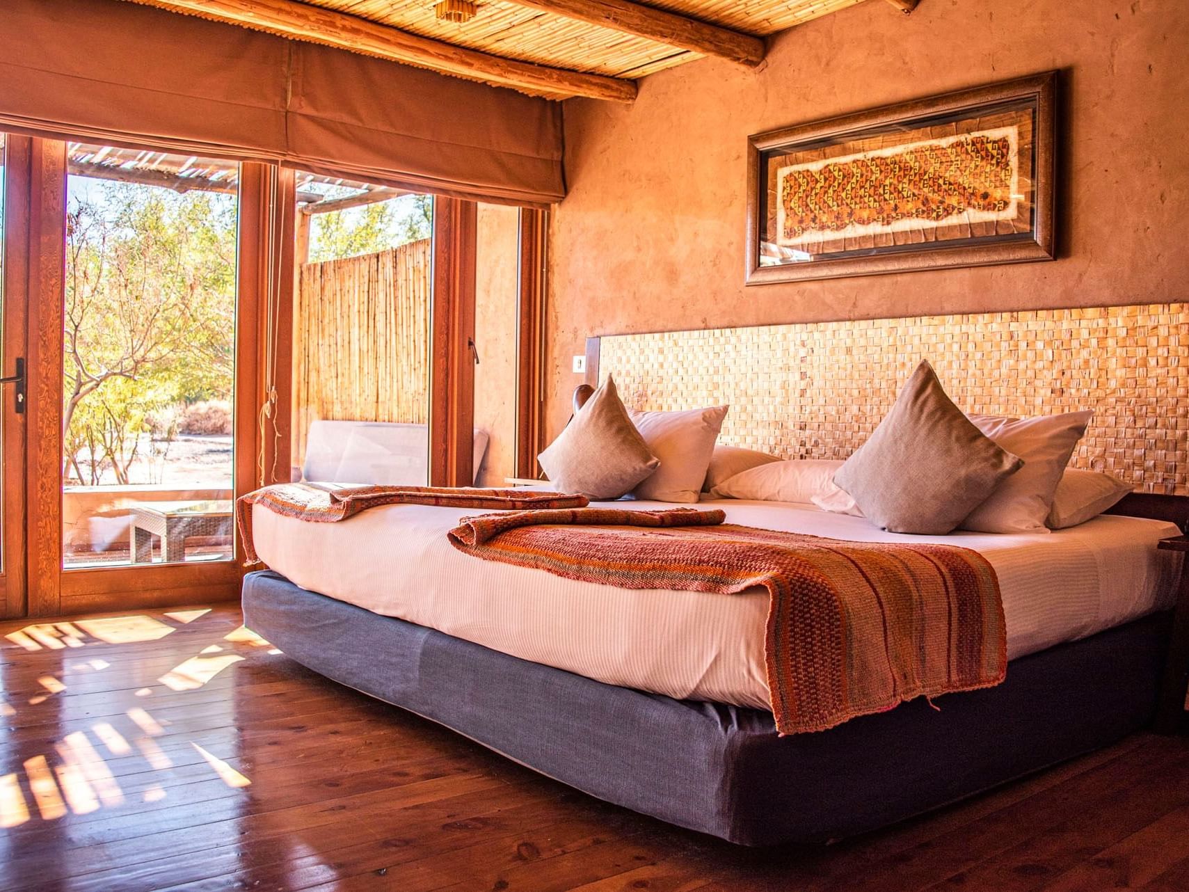 Acogedora Habitación Doble Superior Hotel Cumbres San Pedro de Atacama con cama grande.