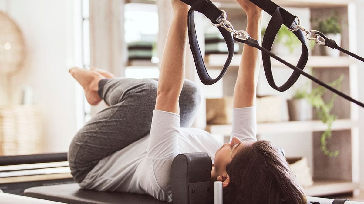 Composición moderna de deporte con esterilla de gimnasio