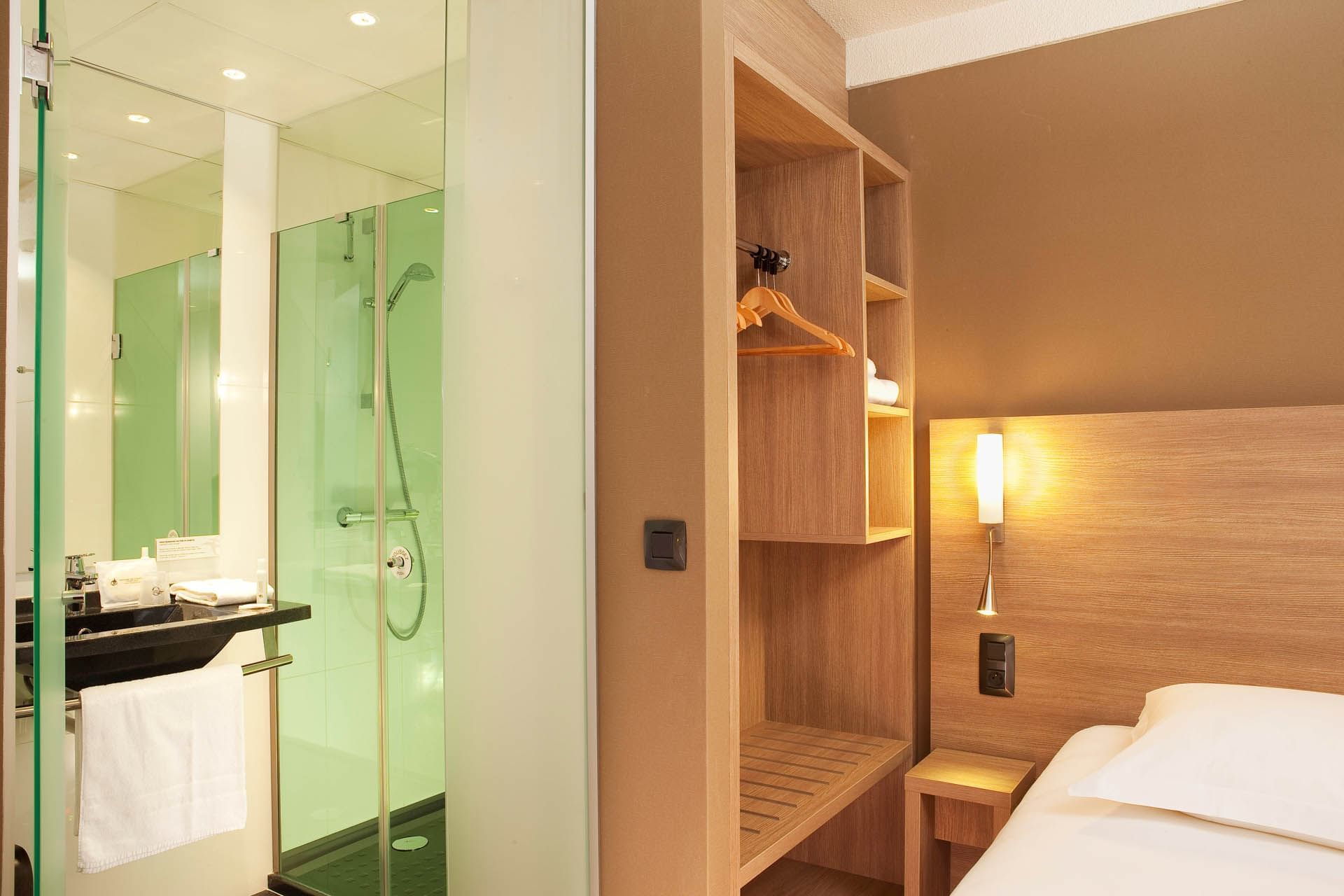 Espace vanité et placard dans une chambre à Escale Oceania Quimper