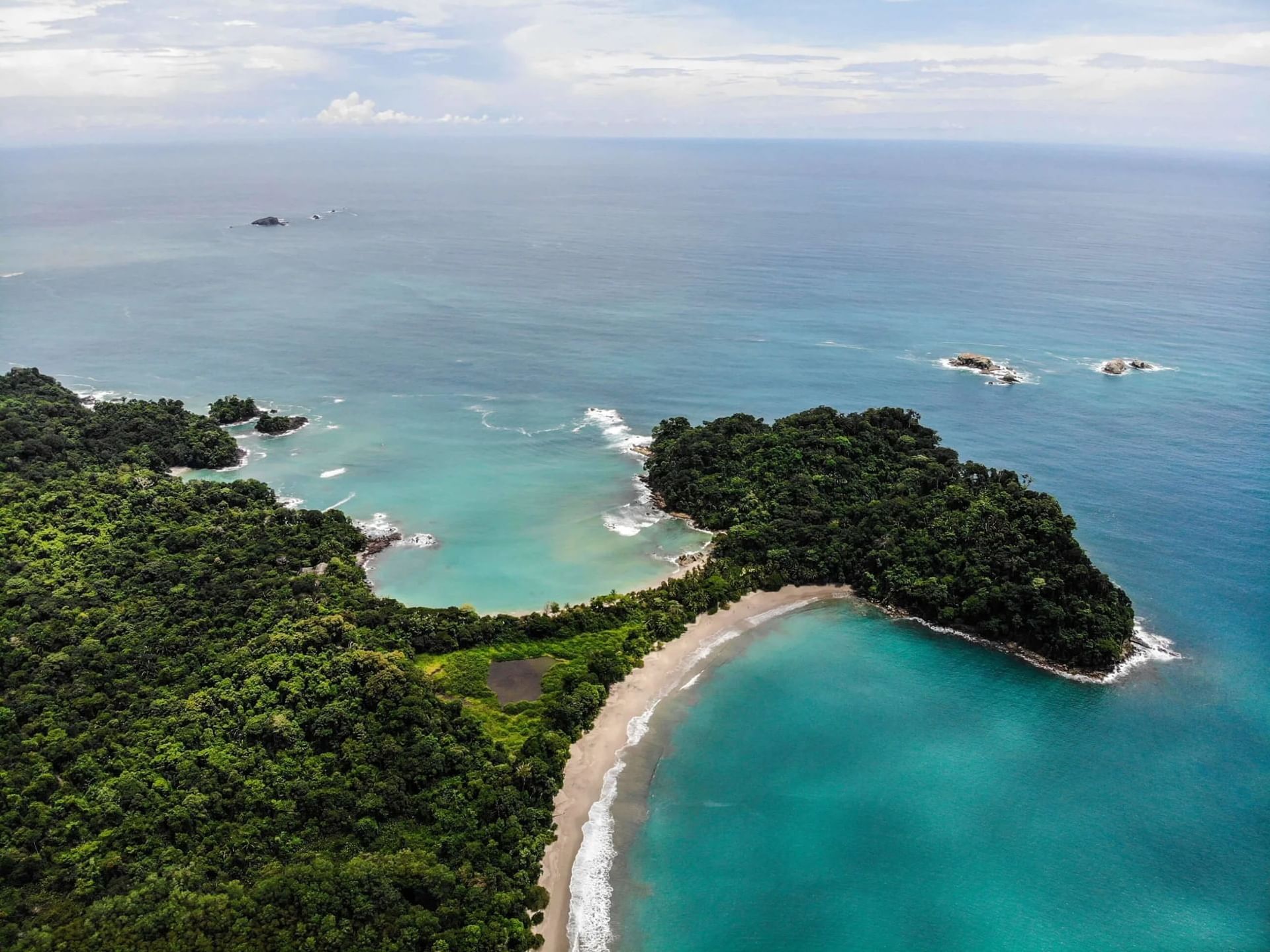 Vista aérea del Parque Nacional Manuel Antonio cerca de Los Altos Resort