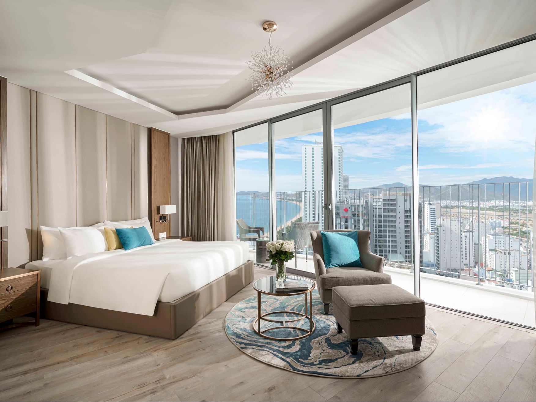 Interior of Executive Sky Room with a city view at Eastin Hotel
