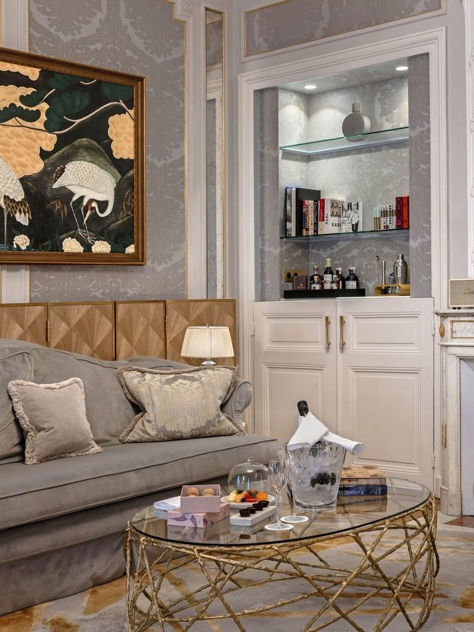 La chambre de la suite « Duke of Westminster », élégamment décorée, à l'Hôtel Westminster Paris.