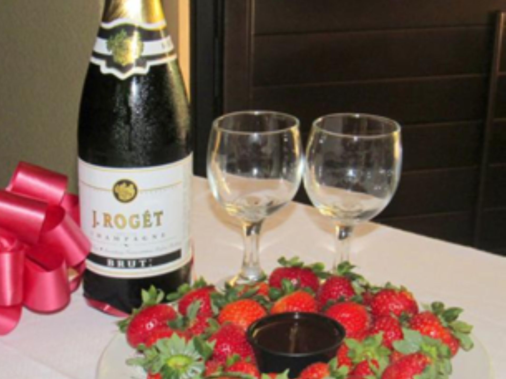 Champagne, glasses & strawberries, Rosen Inn at Pointe Orlando