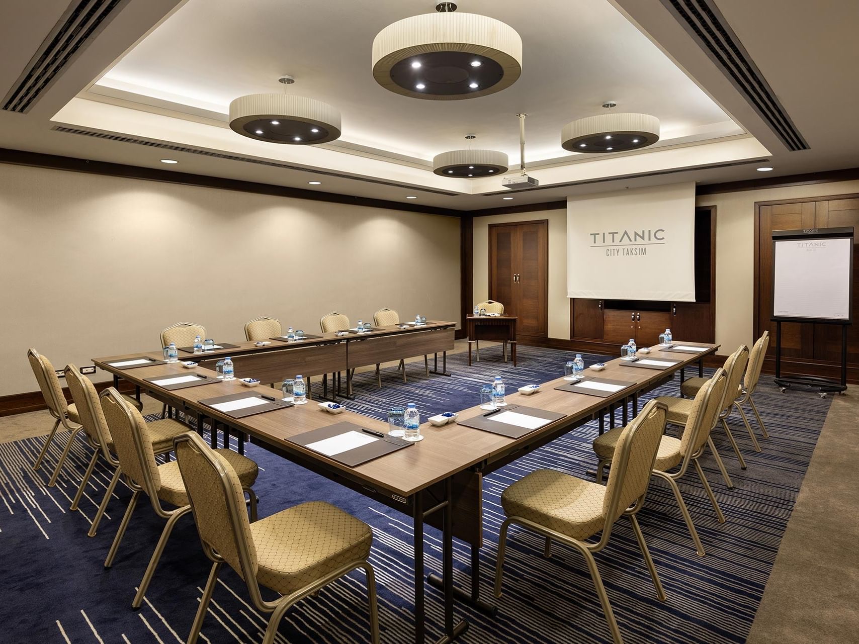 Borneo meeting room with U shape layout and a projector screen in Titanic City Taksim.