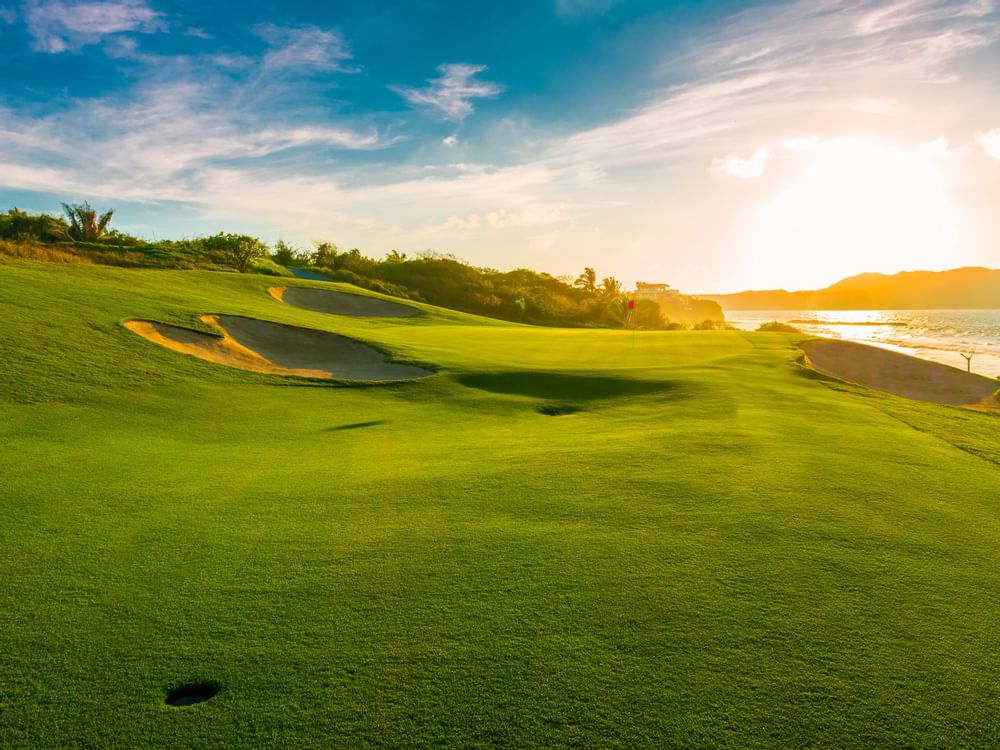 Vista del atardecer desde el campo de golf en Grand Fiesta Americana