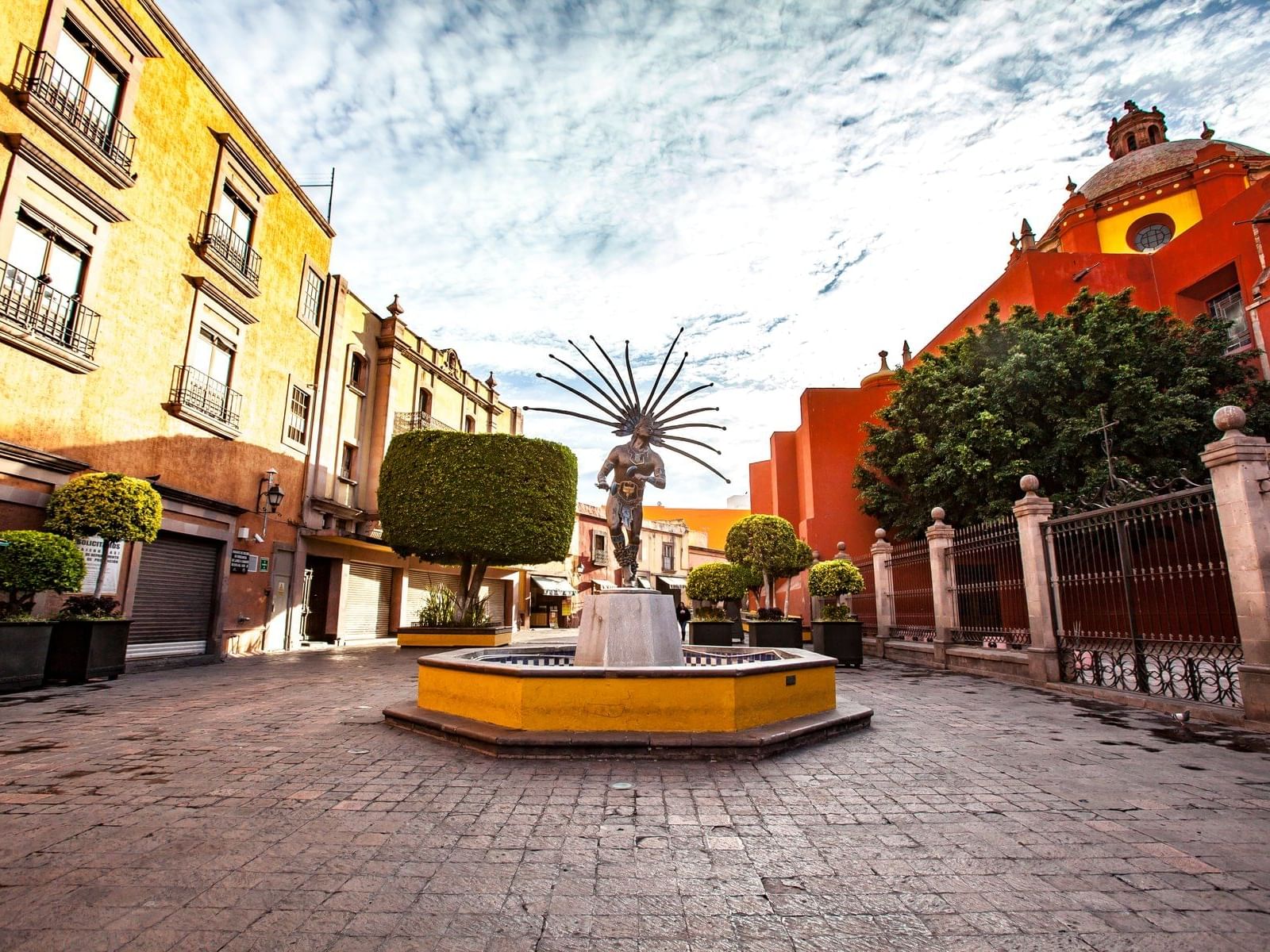 A statue in the middle of a road in the Querétaro city