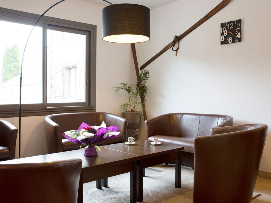 Living are with wooden furniture at Auberge de la petite ferme 