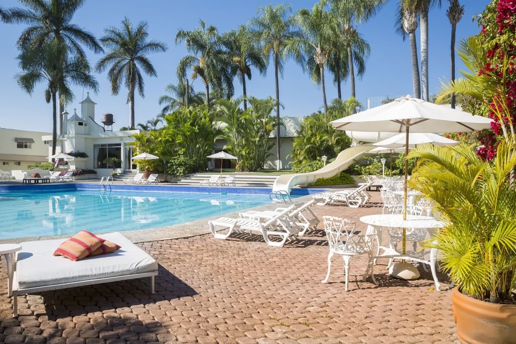 Tumbonas junto a la piscina exterior de Gamma Hotels