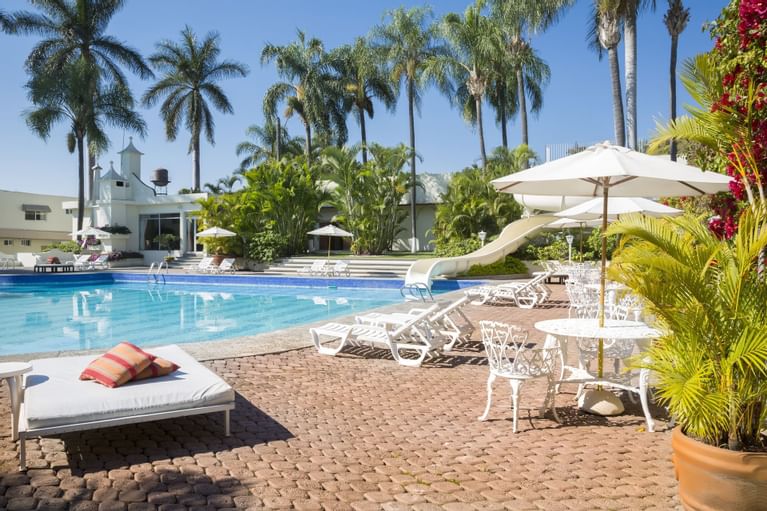 Tumbonas junto a la piscina exterior de Gamma Hotels