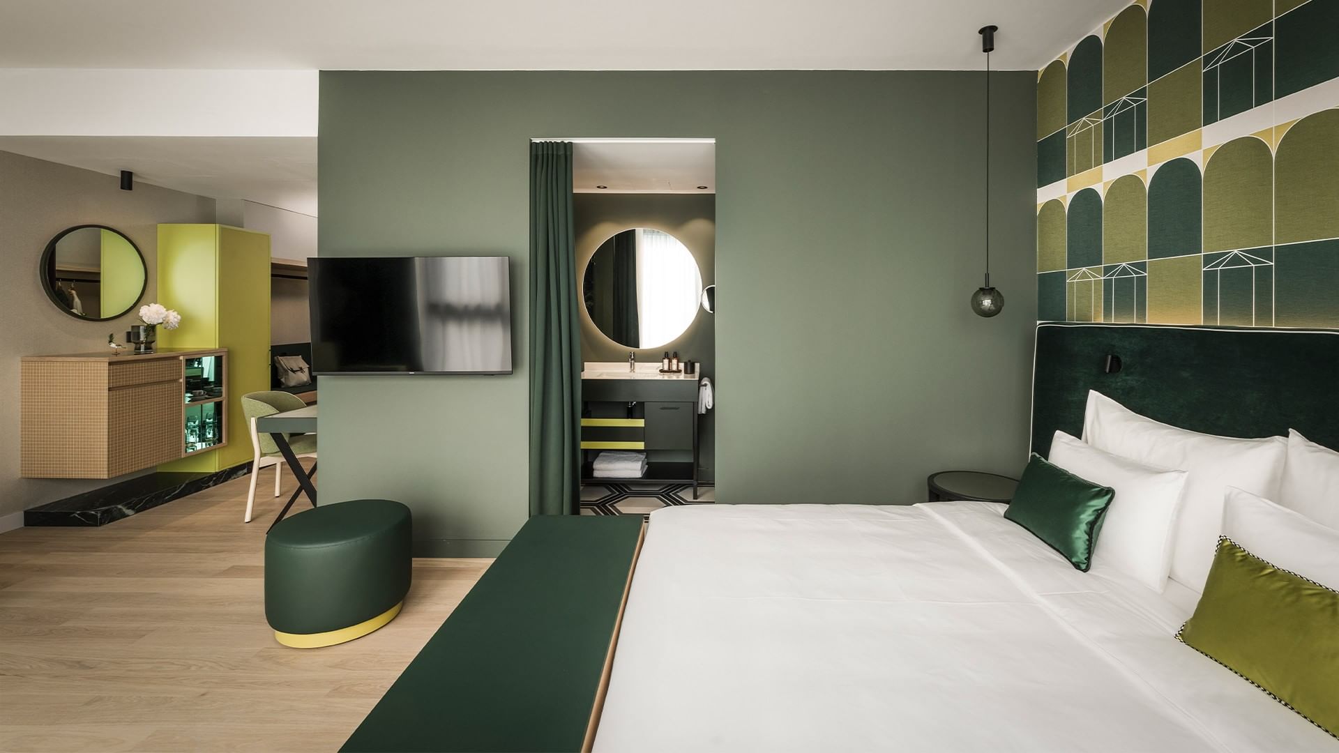 Stilvolle Junior Suite mit smaragdgrünen Akzenten und modernem Design im Falkensteiner Hotel Bozen WaltherPark.