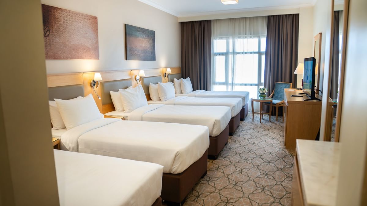 غرفة خماسية قياسية بأربعة أسرّة في فندق سجى ورويك المدينة المنورة.