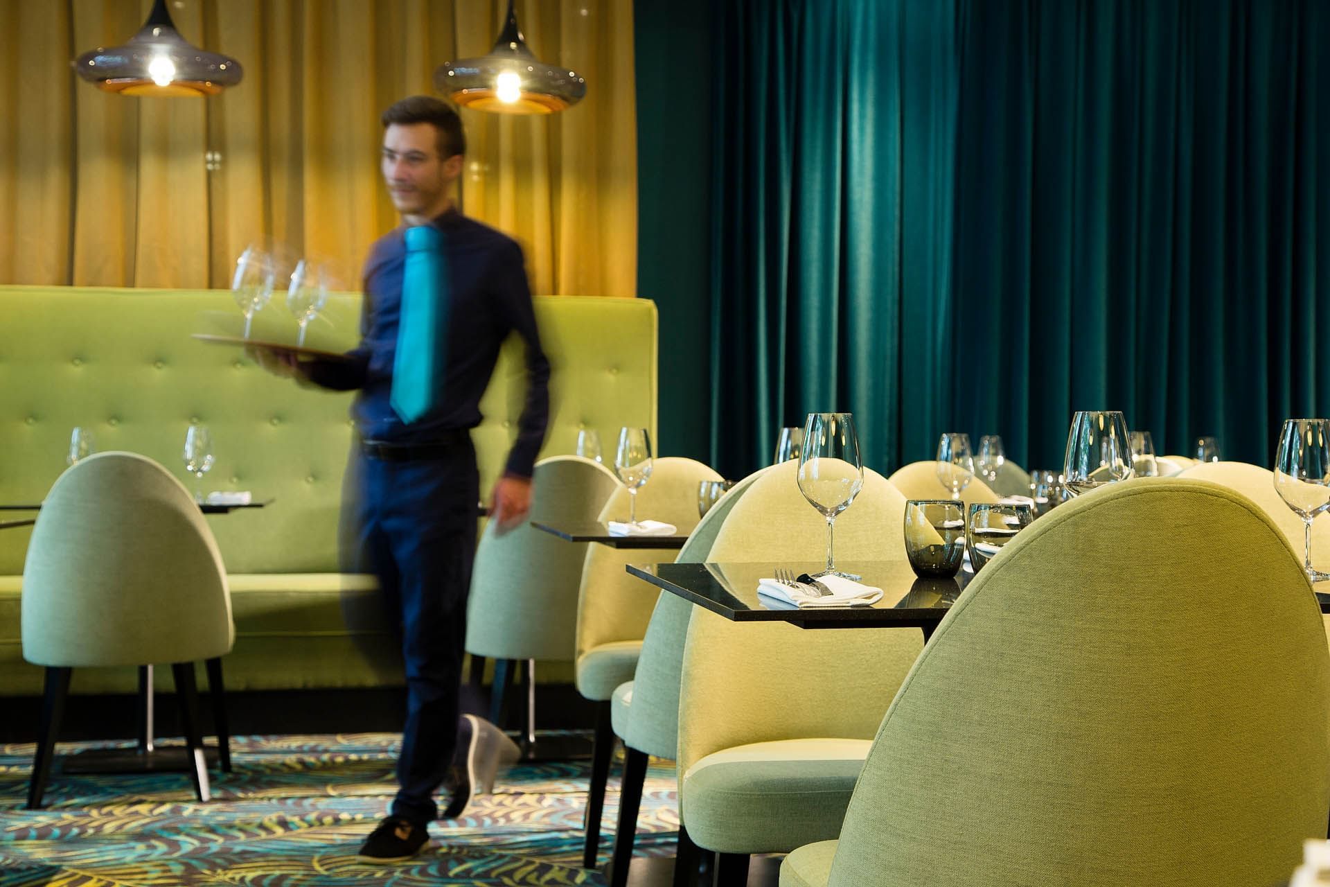 Serveur servant des cocktails, La Touraine, Oceania L'Univers Tours