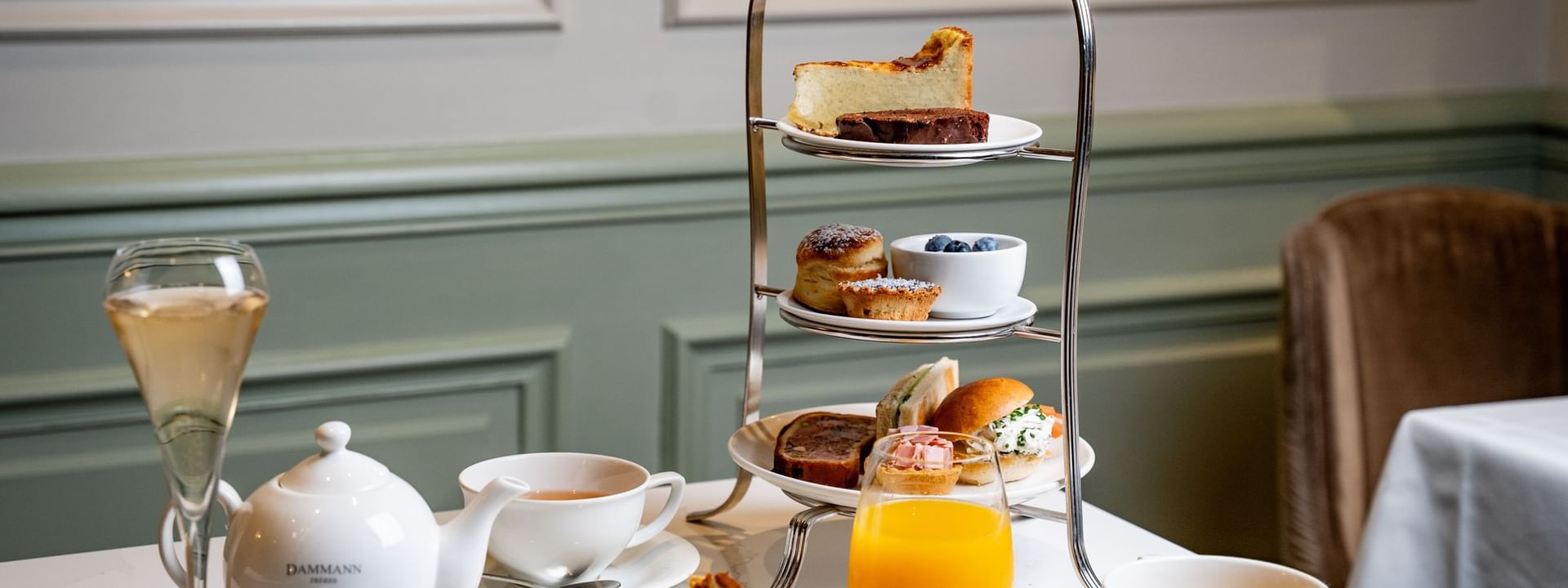 Thé de l'après-midi avec assortiment de pâtisseries, thé et jus d'orange à l'Hôtel Westminster - Paris.