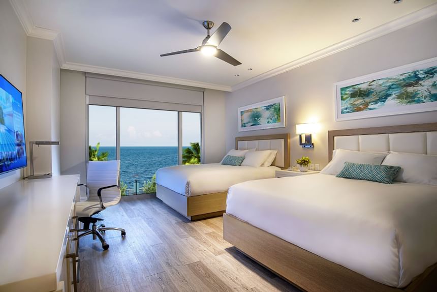 Beds in Premium Queen Harbor View at Sunseeker Resort