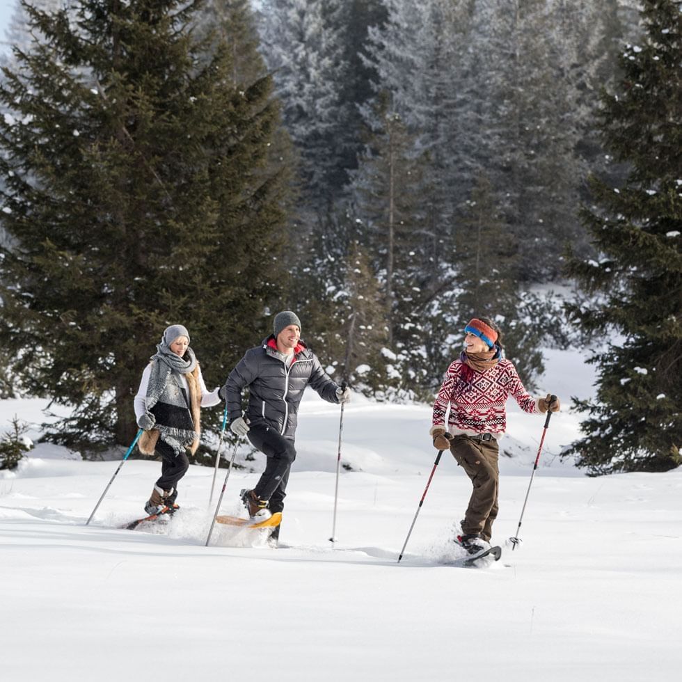 3 friends skiing on snow near Falkensteiner Hotels