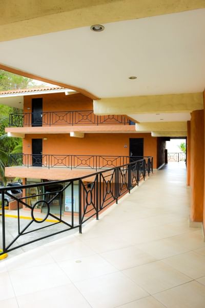 Balcones con barandillas de hierro forjado negro en los pasillos exteriores del hotel The Beach House de Panamá