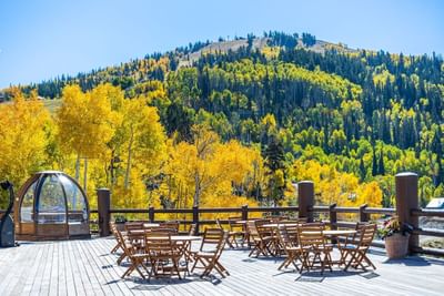 The outdoor dining area of Stein Alpenglobes surrounded by mountains