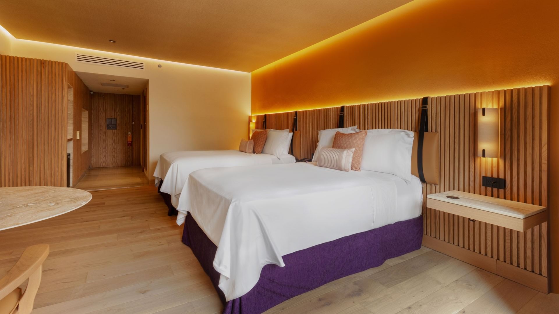 Habitación 2 Double Superior Camino Real Club con cabeceras y faldones púrpura en Camino Real Polanco México