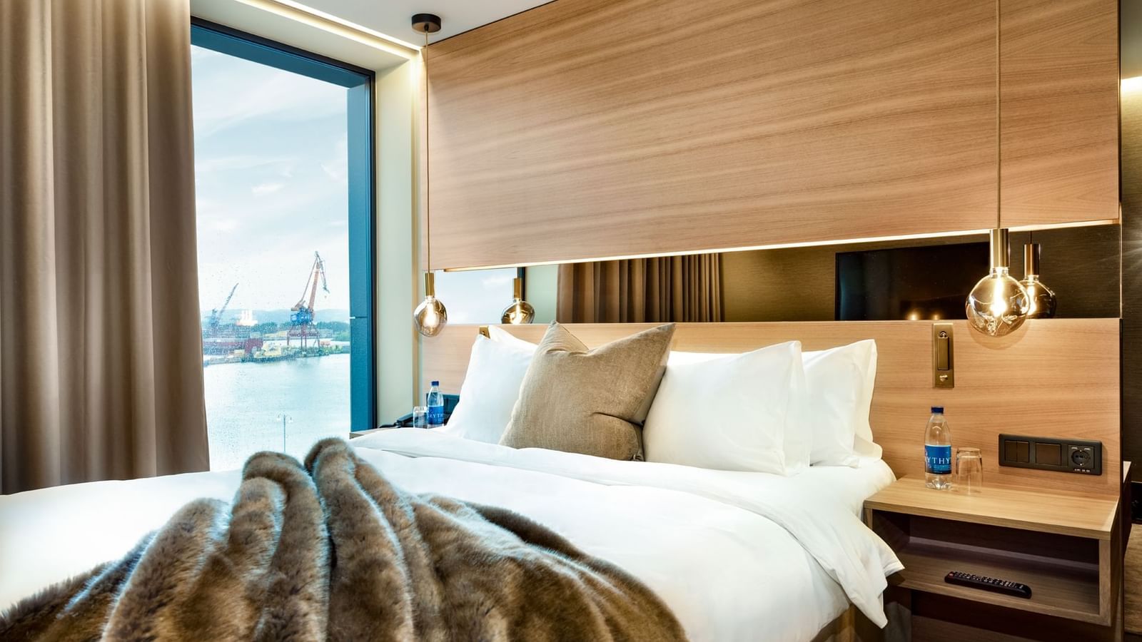 Deluxe room at Hotel Riverton with waterfront views in Gothenburg