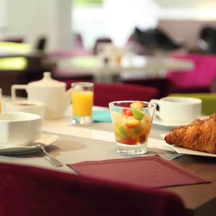 petit-déjeuner avec croissant et salade de fruits au The Origina