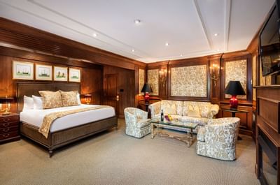 Superior Courtyard King Room with one bed at Pine Inn