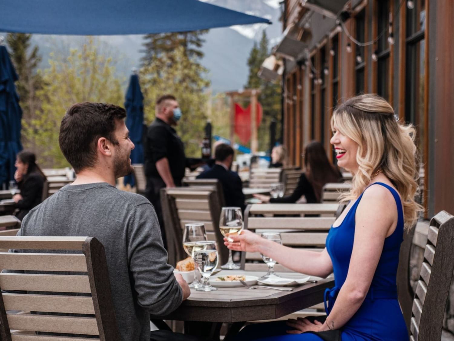 A couple having drinks in Creekside Patio atThe Malcolm Hotel