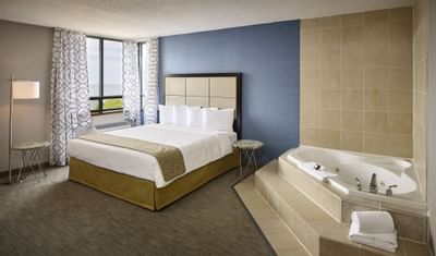 King bed and jacuzzi in King Guestroom at Waterfront Hotel