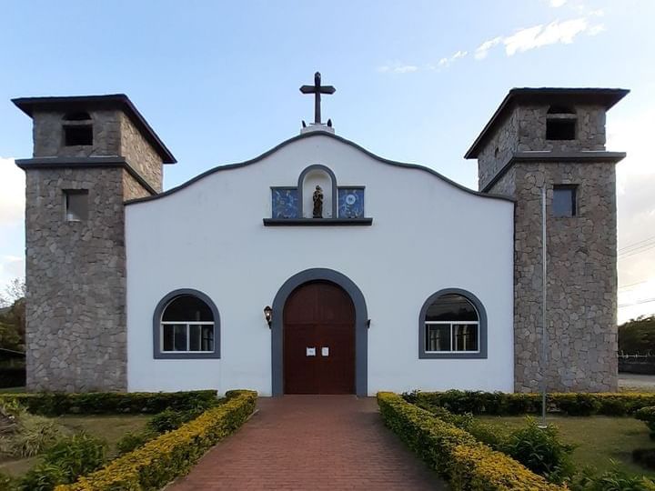 Vista exterior de la Iglesia de San José cerca del Hotel Los Mandarinos