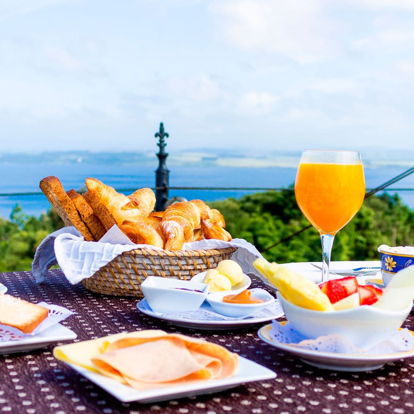Breakfast served in the terrace with sea views at Las Cumbres